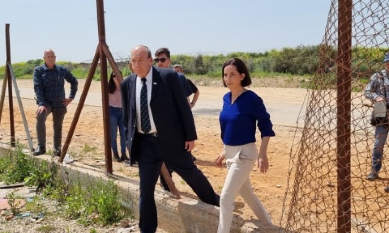 מבקר המדינה וראש מועצת דרום השרון - מעבר חופשי ללא פיקוח מהרשות הפלשתינית [צילום: משרד מבקר המדינה]