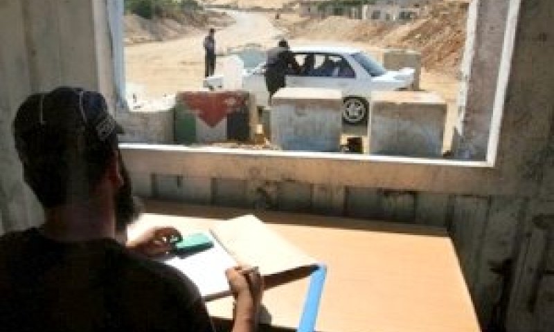 בידוק מכונית בידי שוטרים של חמאס ליד מעבר ארז [צילום: AP]