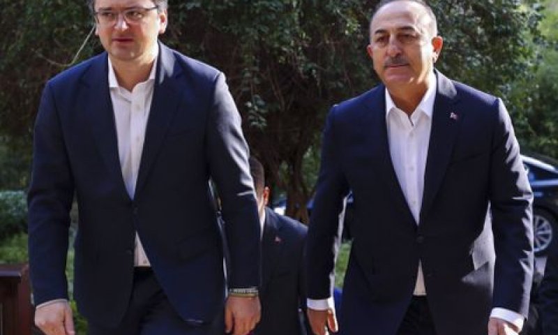 שר החוץ הטורקי עם שר החוץ האוקראיני [צילום: משרד החוץ הטורקי/AP]