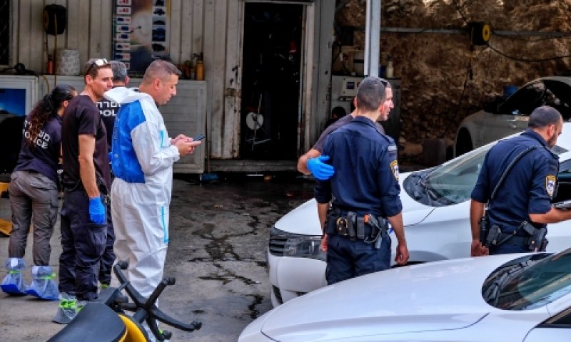 חוקרי מז"פ משטרתי בזירת הרצח [צילום: פאדי אמון, AP]
