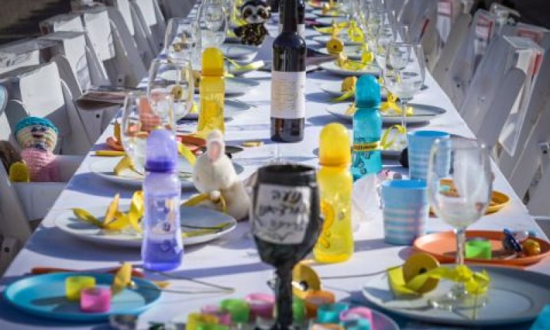 שולחן ב"כיכר החטופים" בת"א [צילום: אבשלום ששוני/פלאש 90]