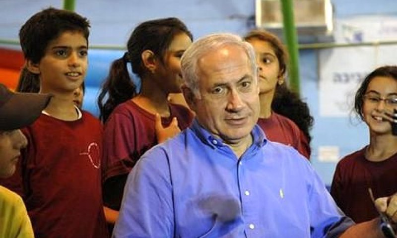 נתניהו עם ילדי הדרום. גיבה את ברק [צילום: AP]