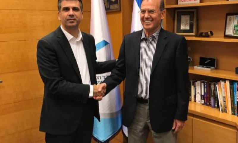 שר הכלכלה אלי כהן וד"ר עמי אפלבום יו"ר הרשות לחדשנות הנכנס [צילום: דוברות משרד הכלכלה]