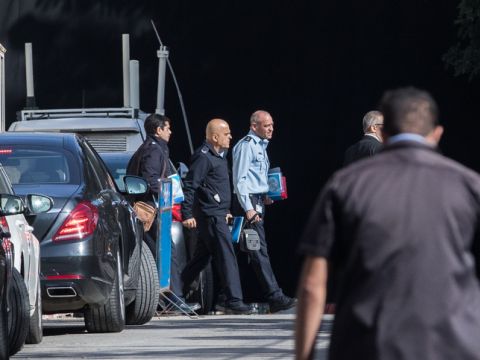החוקרים במעון רה"מ [צילום: יונתן זינדל, פלאש 90]
