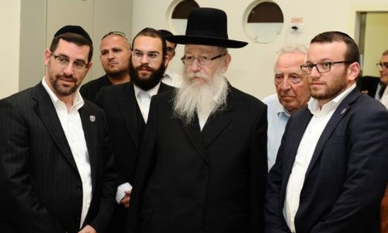 יעקב ליצמן עם הנהלת איחוד הצלה. מימינו המנכ"ל משה טייטלבוים ומשמאלו היו"ר זאב קשש [צילום: איחוד הצלה]