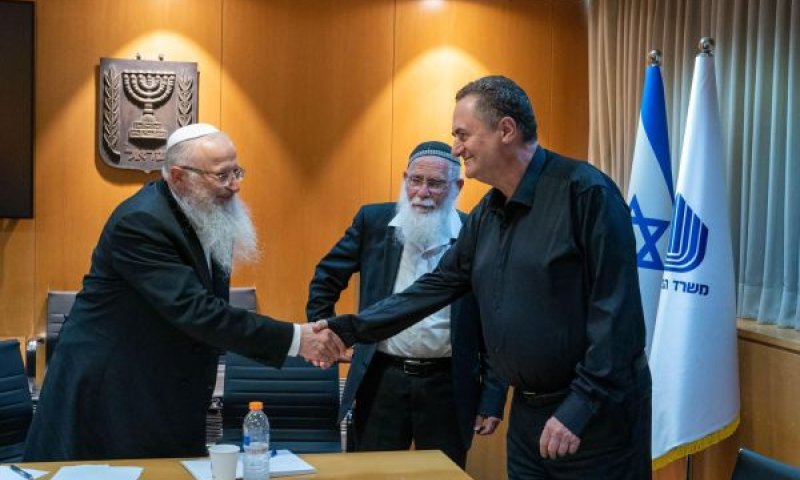 כ"ץ בפגישה עם רבני הציונות הדתית [צילום: משרד הביטחון]