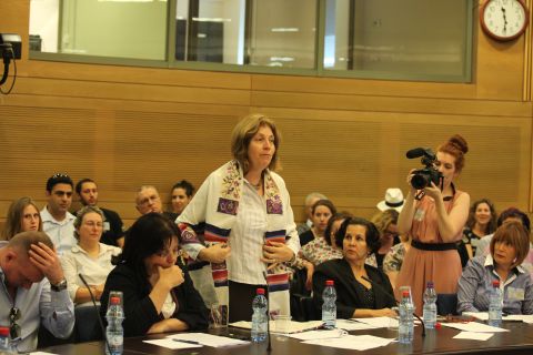 ענת הופמן מתעטפת בטלית [צילום: דוברות הכנסת]