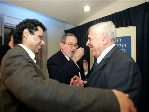 חיבוק מיואב יצחק לאריה אבנרי [צילום: מרים צחי]