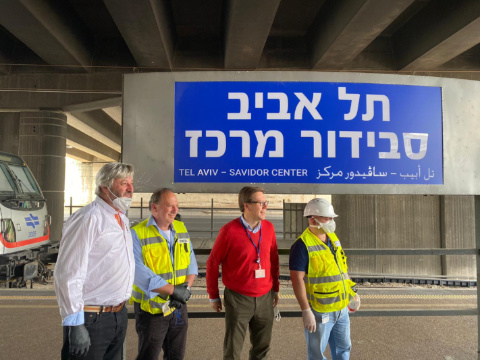 מנכ"ל הרכבת מיקה מייקסנר (שלישי מימין) וראש מנהלת החישמול אבי זלמן (ראשון מצד ימין) עם מנהלי המיזם מטעם סמי