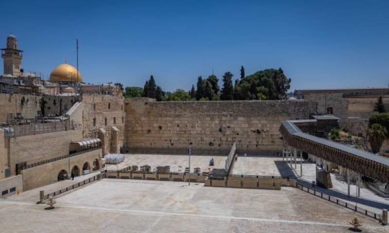 רחבת הכותל ריקה בשל המלחמה [צילום: יונתן זינדל/פלאש 90]