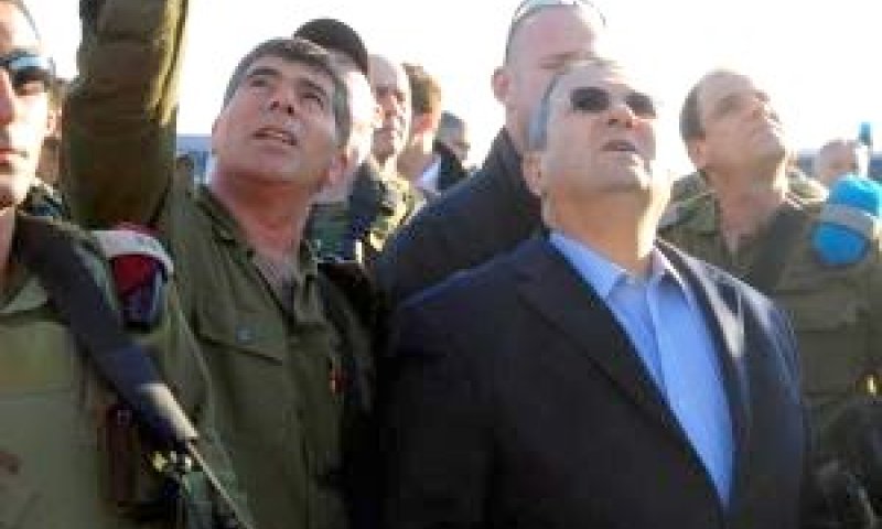 ברק בסיור ברצועה עם הרמטכ"ל אשכנזי [צילום: דובר צה"ל]