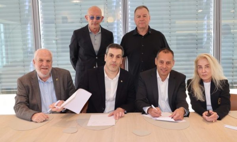 יו״ר חבר הנאמנים של שנקר, אורית אפרתי; מנכ״ל הפניקס, אייל בן סימון; יו״ר הוועד המנהל שנקר, יואב הורוביץ; מנכ״ל שנקר, יוני אבן טוב; משנה למנכ״ל הפניקס, אמיר פושינסקי; נשיא שנקר, פרופ׳ שיזף רפאלי [צילום: רפי דלויה]