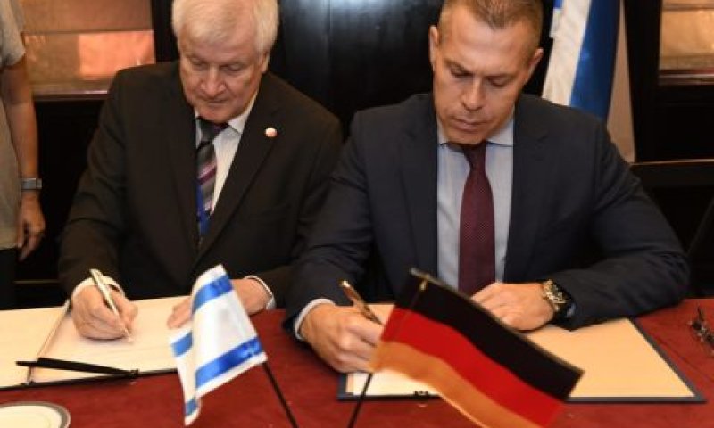 השר לביטחון פנים, גלעד ארדן עם שר הפנים הגרמני, הורסט סיהופר [צילום: חורחה נובומינסקי]