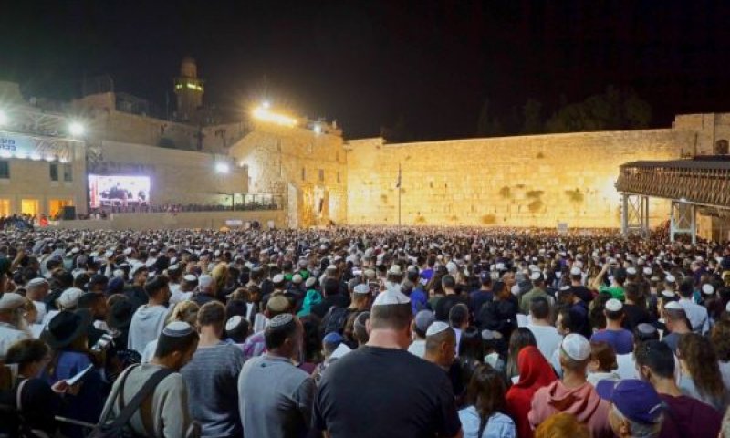 מעמד אמירת הסליחות [צילום: הקרן למורשת הכותל המערבי]