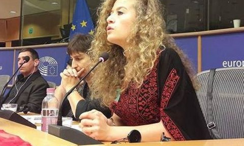 עהד תמימי בהופעה בפרלמנט האירופי [צילום: עמוד הפייסבוק]
