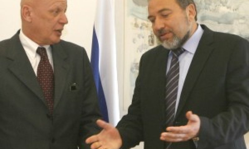 אביגדור ליברמן ואלכסנדר סלטנוב [צילום: פלאש 90]