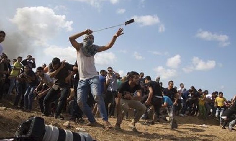 המתפרעים נכנסים לאזור החיץ [צילום: AP /Adel Hana]