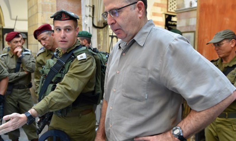 יעלון, היום, במערת המכפלה [צילום: אריאל חרמוני, משרד הביטחון]