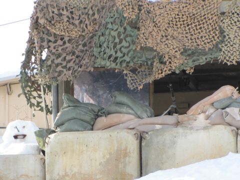 איש השלג הצה"לי (משמאל) בעמדת המוצב [צילום: שמרית טסה]