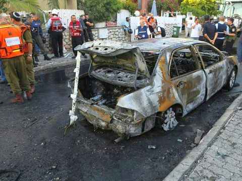 רכב בסמוך לבית משפחת טרגרמן. פגיעה ישירה [צילום: פלאש 90]