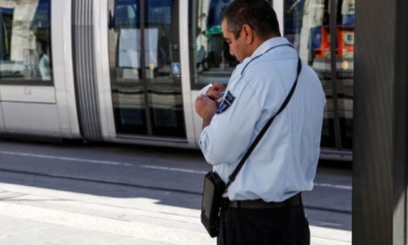 פקח ברכבת הקלה. "בסיטיפס קנסו באופן שרירותי כמקור הכנסה" [צילום: פלאש 90]