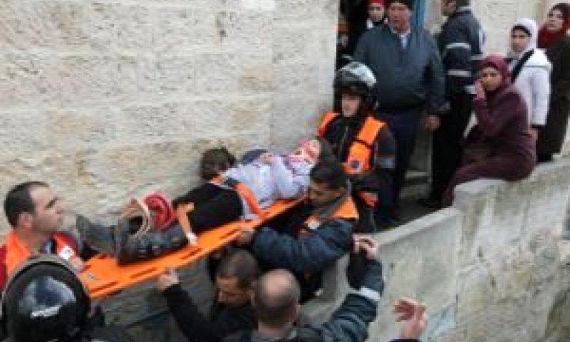 תלמידה פצועה בקריסה בבית ספר בעיר העתיקה [צילום: פלאש 90]