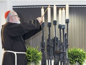 הארכיבישוף של בוסטון מדליק את המנורה [צילום: AP]