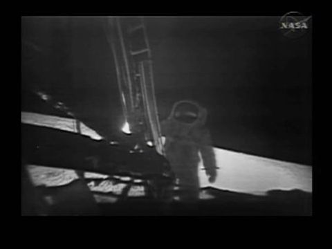 ניל ארמסטרונג יורד מאפולו 11 [צילום: AP]