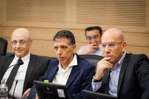 ברק לייזר (מימין) והשופט ירון לוי (משמאל) [צילום: נועם מושקוביץ/דוברות הכנסת]