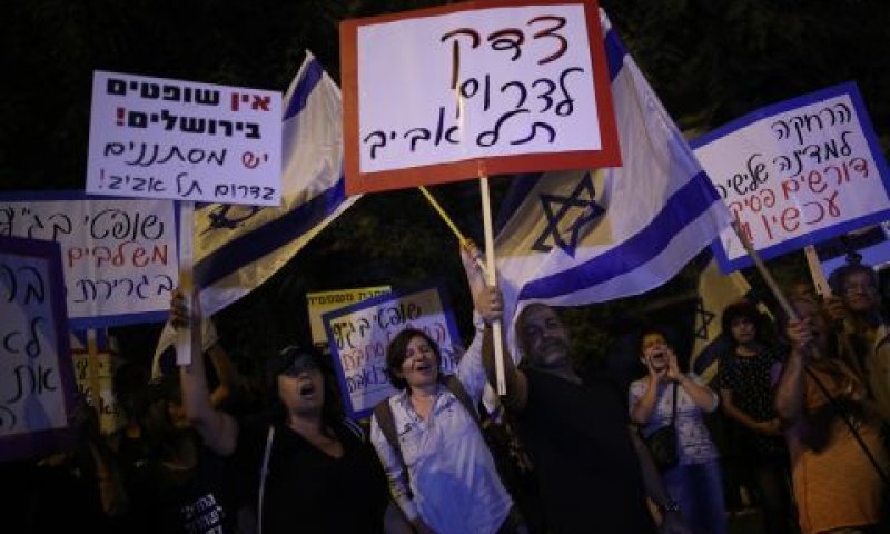 הפגנה מול ביתה של מרים נאור [צילום: יונתן זינדל/פלאש 90]