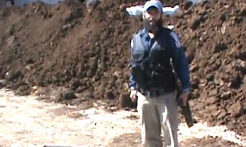 דורכים על דיוקנו של באסל אסד