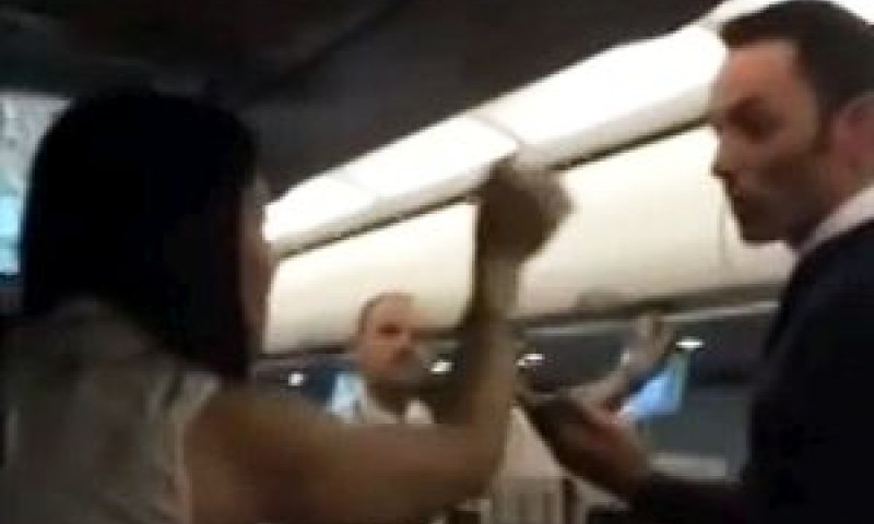 המהומה על מטוס ישראייר. "אני רוצה שוקולד" [צילום: צילומסך]