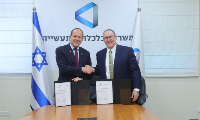 : פרנק סנט ג׳ון, מנהל הפעילות הגלובאלית בלוקהיד מרטין, שר הכלכלה והתעשייה ניר ברקת [צילום: מירי שמעונוביץ עבור לע"מ]