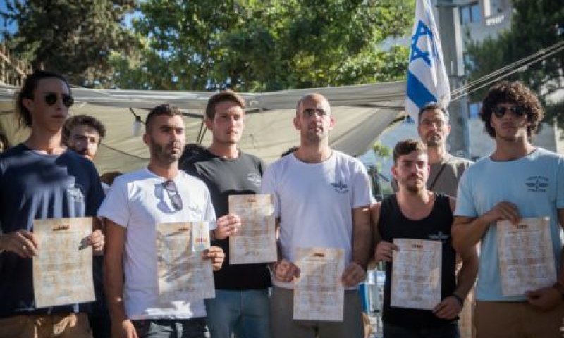 הלוחמים מחזיקים את תעודות ההוקרה [צילום: יונתן זינדל/פלאש 90]