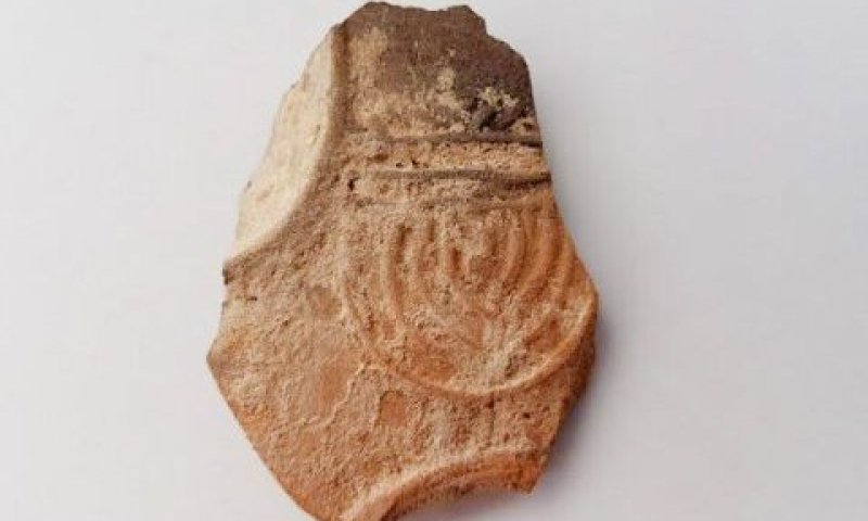 שבר הנר עם עיטור המנורה [צילום: ענת רסיוק, רשות העתיקות]