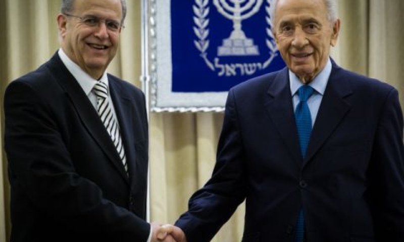שמעון פרס עם שר החוץ של קפריסין [צילום: פלאש 90]
