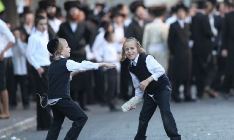 ילדים משתעשעים במהלך ההפגנה [פלאש 90]