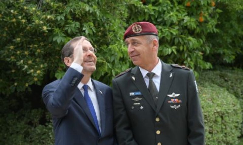 הנשיא הרצוג פותח את מטס חיל האוויר [צילום: עמוס בן גרשום, לע"מ]