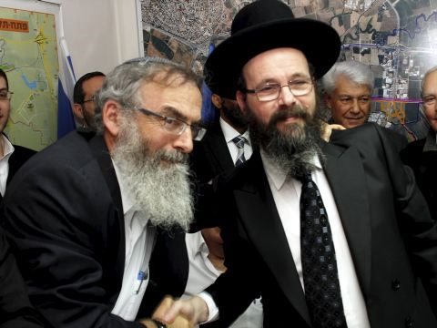 הרב דוד סתיו מברך את הרב מיכה הלוי [צילום: ניר קידר]