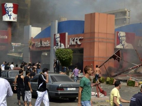 מהומות מחוץ לסניף KFC בביירות [צילום: AP]
