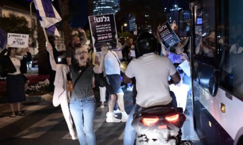 הפגנת ימין מול הקריה בדרישה לפיטורי גלנט [צילום: תומר נויברג/פלאש 90]