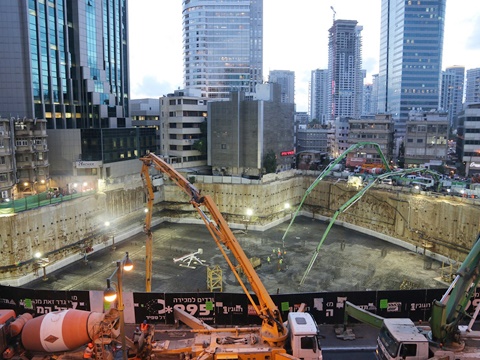 יציקת ה'רפסודה' [צילום: יענקלה הצלם]