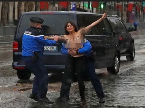 מפגינה חשופת חזה התפרצה לעבר שיירת הרכבים של הנשיא האמריקני [צילום: AP]