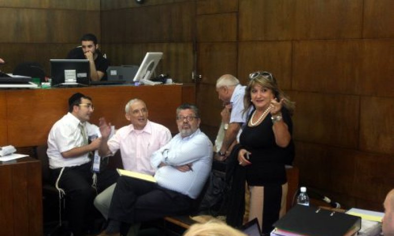 זקן (מימין) במשפט הולילנד. "בקשה חריגה" [צילום: פלאש 90]
