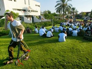 צעירים רבים על הדשא בנוה דקלים