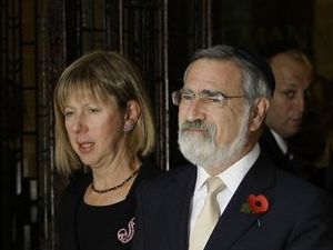הרב הראשי של בריטניה ג'ונת'ן סאקס יוצא את בית המשפט ב-27 באוקטובר [צילום: AP]
