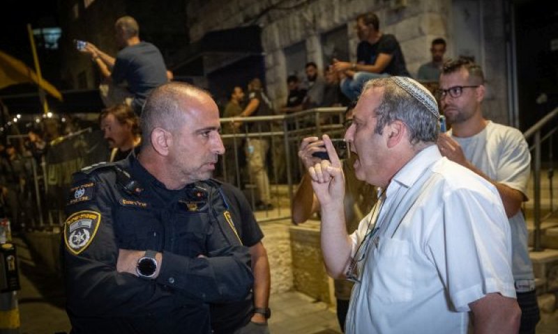 "אתה מבייש את המדים" מול "אתה מבייש את הכנסת" [צילום: חיים גולדברג/פלאש 90]