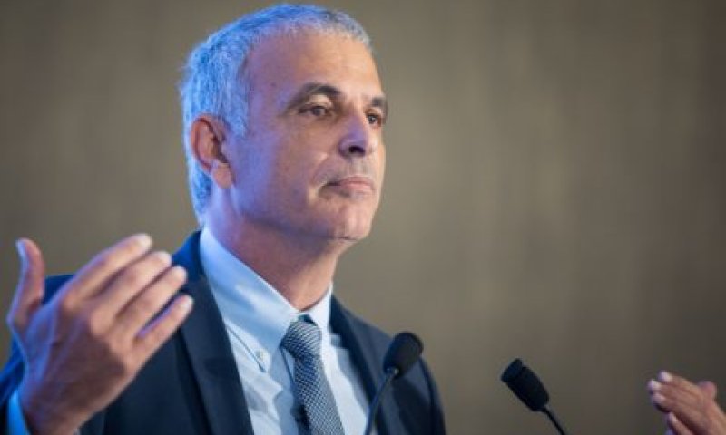 כחלון. מגבה את מנדלדבליט [צילום: יונתן זינדל/פלאש 90]