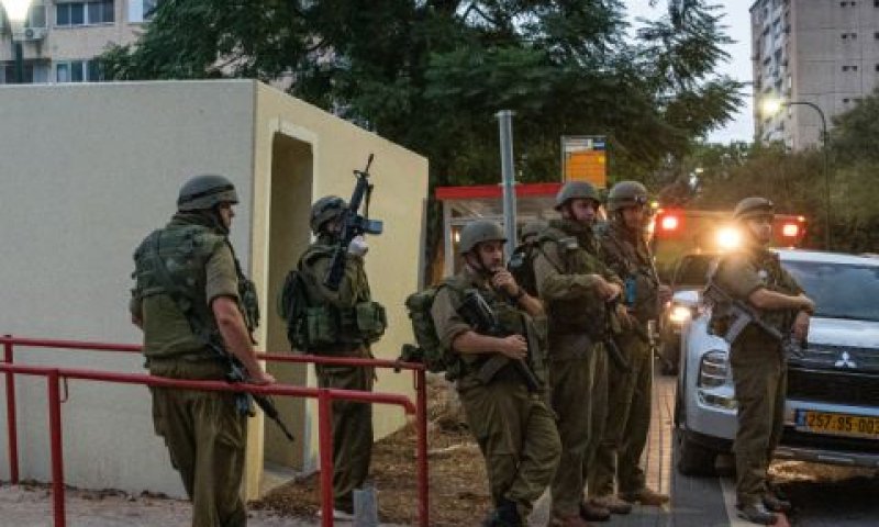 חיילים בקרית שמונה. פינוי חובה [צילום: אייל מרגולין/פלאש 90]