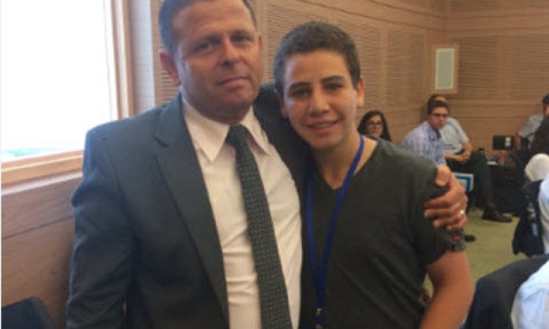 עידן אוחנה עם יו"ר ועדת הכלכלה ח"כ איתן כבל [צילום: אמי אוחנה]